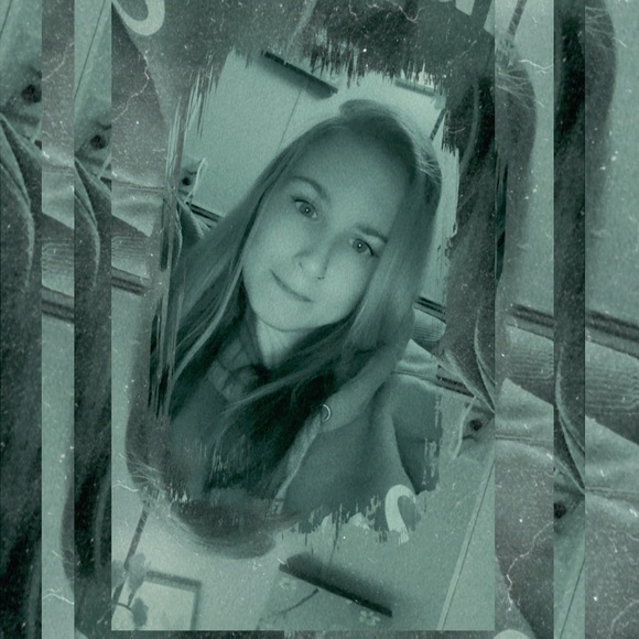 Meet your Posher, Nikki ❤️Posh Ambassador❤️ - Picture 2 of 5